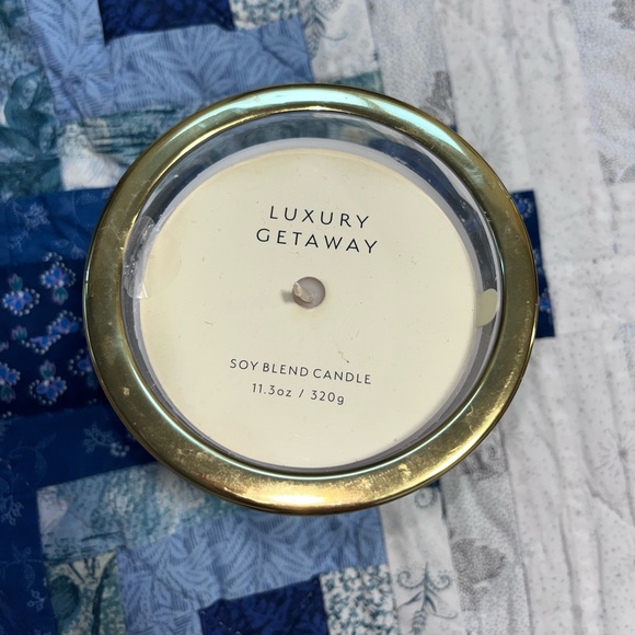 NEW! BB INTL. Luxury Getaway Gold Rim Scented Candle 11.3oz - Picture 4 of 6